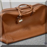 H06. Vintage leather valise. 